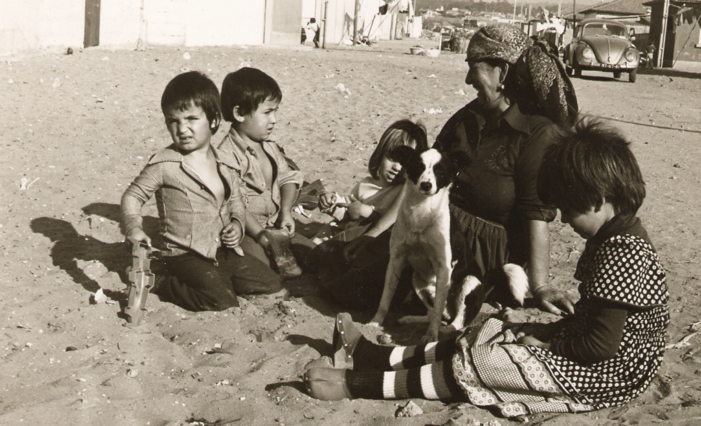 Varina com os filhos na areia - Colação Biblioteca Municipal José Marmelo e Silva